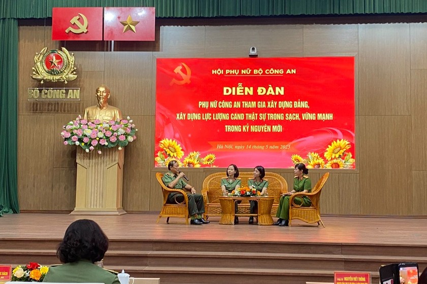 Các đại biểu trao đổi tại Diễn đàn.