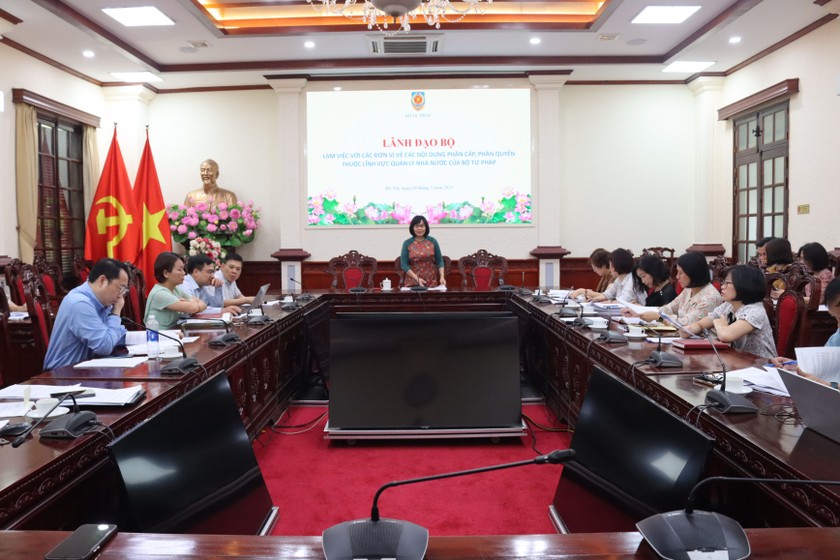 Thứ trưởng Đặng Hoàng Oanh chủ trì buổi làm việc.