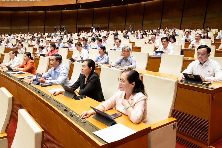 Các đại biểu Quốc hội ấn nút biểu quyết thông qua Nghị quyết.