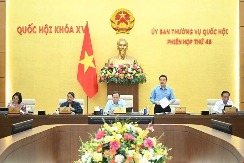 Phó Chủ tịch Quốc hội Nguyễn Khắc Định điều hành nội dung phiên họp.