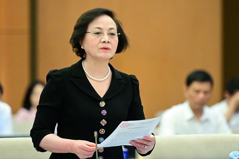 Bộ trưởng Bộ Nội vụ Phạm Thị Thanh Trà trình bày Đề án tại phiên họp.