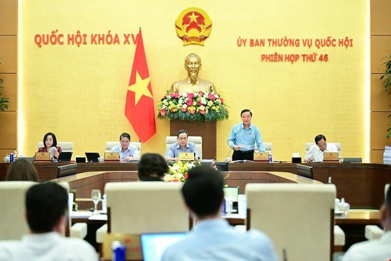 Phó Chủ tịch Quốc hội Nguyễn Khắc Định điều hành nội dung phiên họp.