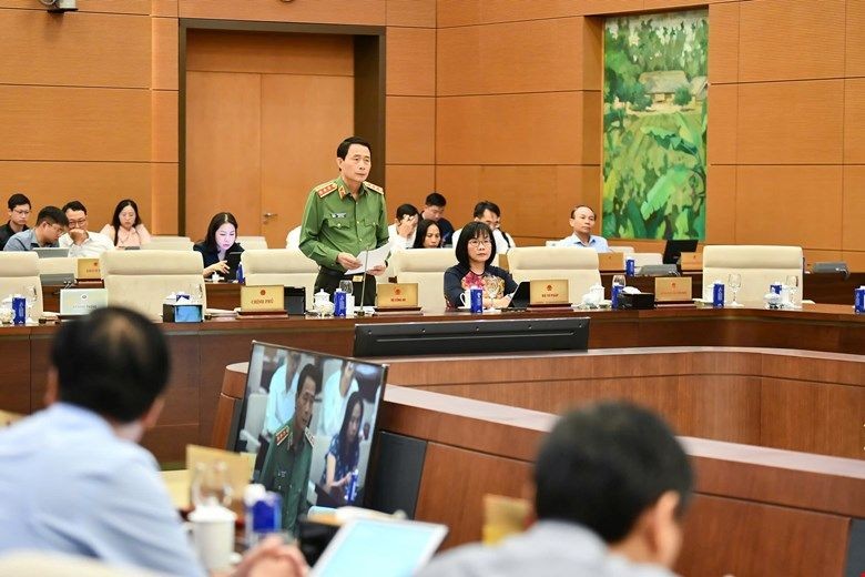 Thứ trưởng Bộ Công an Lê Quốc Hùng phát biểu giải trình tại phiên họp.
