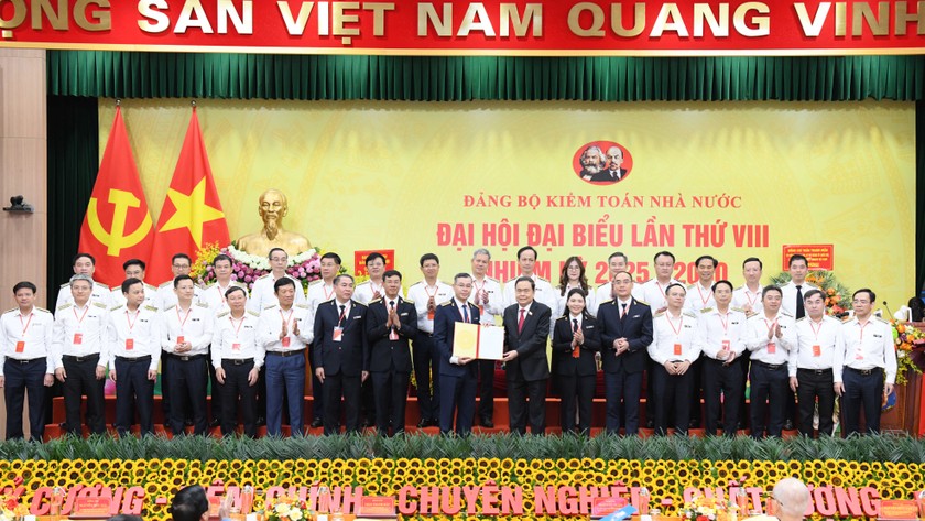 Chủ tịch Quốc hội Trần Thanh Mẫn trao Quyết định chỉ định nhân sự BCH, Bí thư, Phó Bí thư Đảng ủy KTNN lần thứ VIII, nhiệm kỳ 2025-2030.