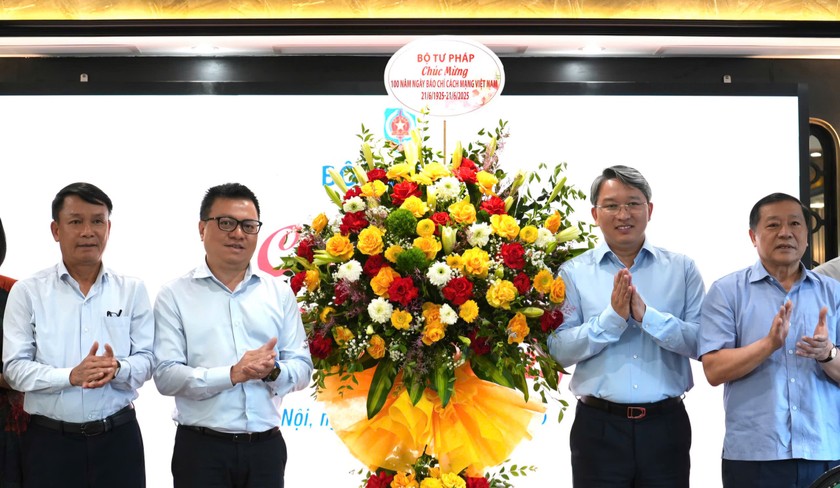 Bộ trưởng Nguyễn Hải Ninh tặng hoa chúc mừng đại diện các cơ quan quản lý, cơ quan báo chí.