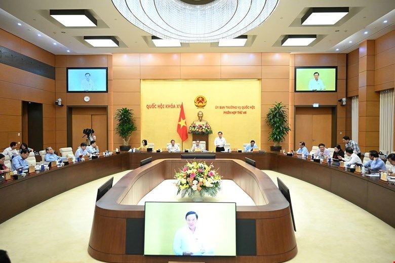 Phó Chủ tịch Quốc hội Nguyễn Khắc Định điều hành nội dung phiên họp.