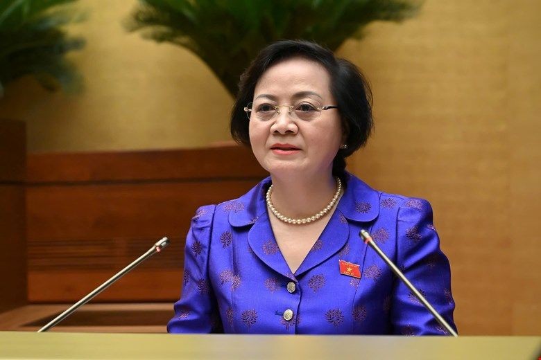 Bộ trưởng Bộ Nội vụ Phạm Thị Thanh Trà trình bày tờ trình tại phiên họp.