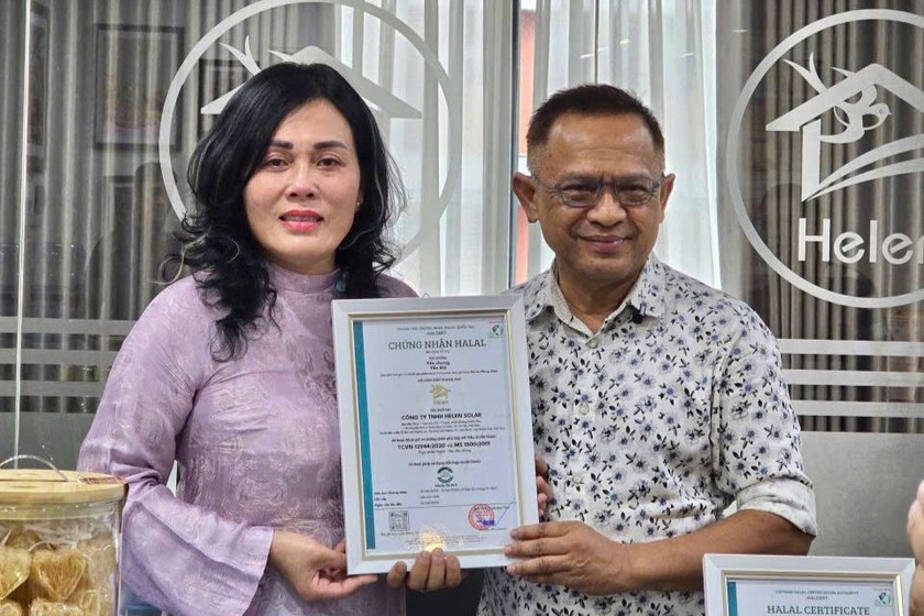 Bà Bùi Thị Hương – Chủ tịch Yến Helen xúc động nhận Chứng nhận Halal.