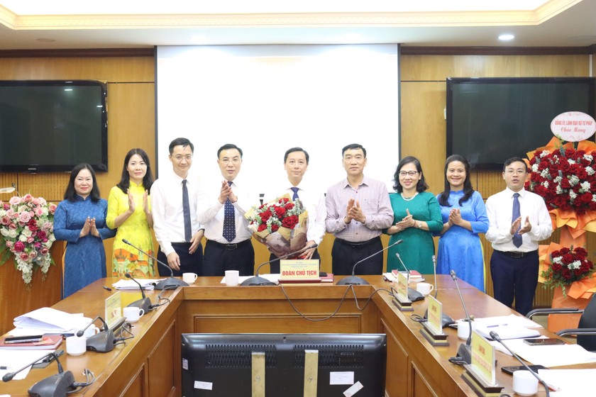 Phó Chủ nhiệm Ủy ban Kiểm tra Đảng ủy Bộ Tư pháp Cao Xuân Thủy tặng hoa chúc mừng Ban chấp hành Đảng bộ Cục Kế hoạch – Tài chính nhiệm kỳ 2025-2030.