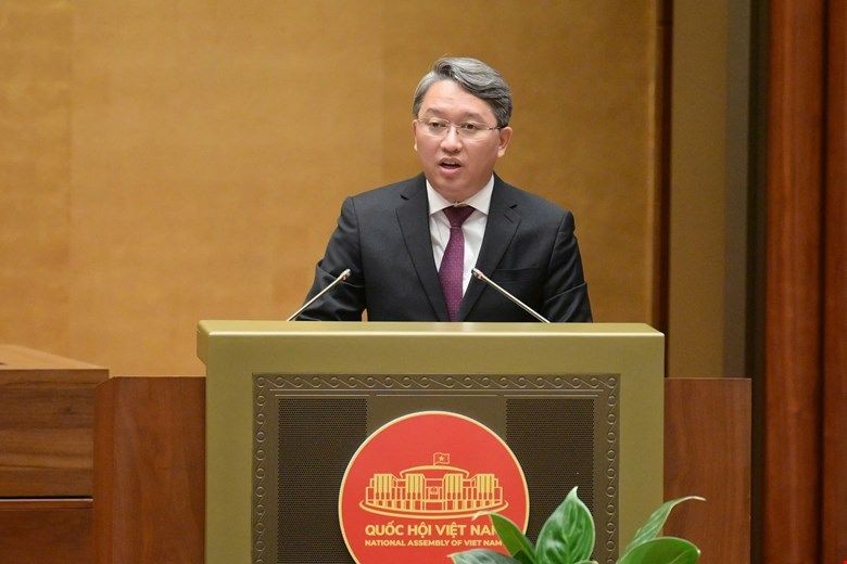 Bộ trưởng Bộ Tư pháp Nguyễn Hải Ninh Báo cáo về việc tiếp thu, giải trình, chỉnh lý Dự thảo Luật tại phiên họp.