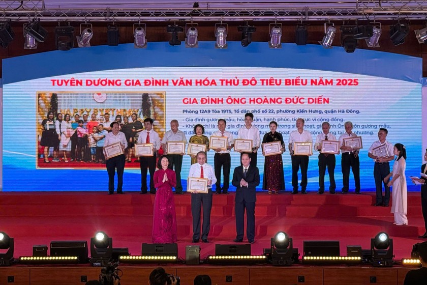Trưởng ban Tuyên giáo và Dân vận Thành ủy Hà Nội Nguyễn Doãn Toản và Phó Chủ tịch UBND TP Hà Nội Vũ Thu Hà trao Bằng khen của Chủ tịch UBND TP Hà Nội cho các gia đình văn hóa tiêu biểu.