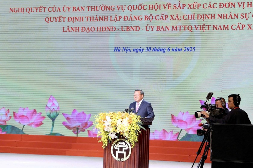 Phó Bí thư Thường trực Thành ủy Hà Nội Nguyễn Văn Phong công bố các Nghị quyết, Quyết định tại buổi Lễ.