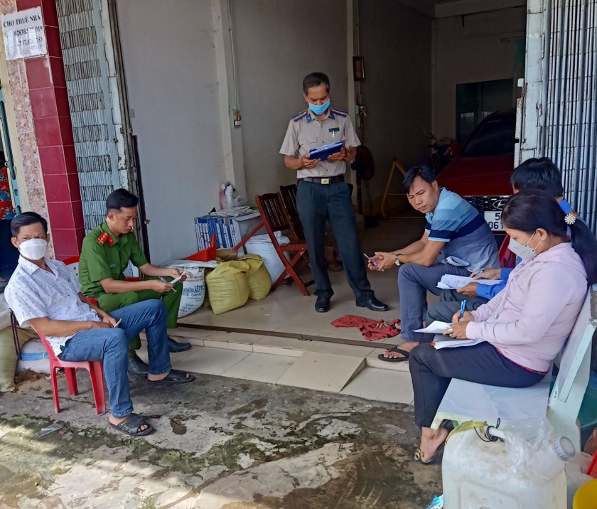 Chấp hành viên Cục THADS tỉnh Đồng Tháp phối hợp với các cơ quan liên quan tổ chức cưỡng chế giao nhà và quyền sử dụng đất.