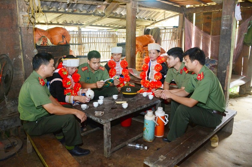 Công an địa phương tuyên truyền phổ biến pháp luật cho người dân trên địa bàn.