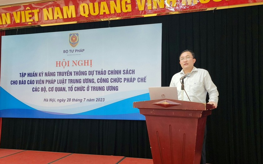 Ông Phan Hồng Nguyên, Phó Cục trưởng Cục Phổ biến, giáo dục pháp luật, Bộ Tư pháp phát biểu tại Hội nghị.