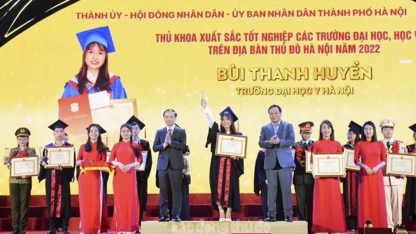 Phó Trưởng ban Thường trực Ban Dân vận Trung ương Phạm Tất Thắng và Phó Bí thư Thành ủy Hà Nội Nguyễn Văn Phong trao Bằng khen và Biểu trưng cho các thủ khoa xuất sắc năm 2022 (ảnh Lao động thủ đô).