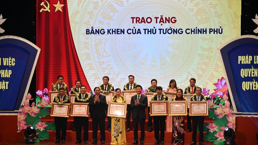 Thủ tướng Chính phủ Phạm Minh Chính và Bộ trưởng Bộ Tư pháp Lê Thành Long trao Bằng khen Thủ tướng cho các tập thể, cá nhân có thành tích xuất sắc trong 10 năm triển khai hưởng ứng Ngày Pháp luật. (ảnh Lê Huy).