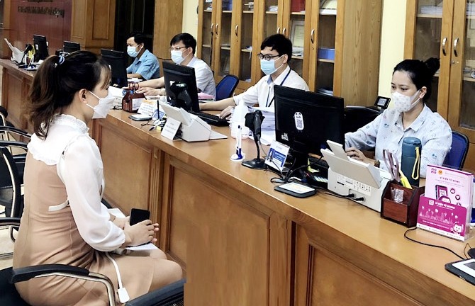 Người dân thực hiện thủ tục hành chính (ảnh Vinhphuc.gov.vn)