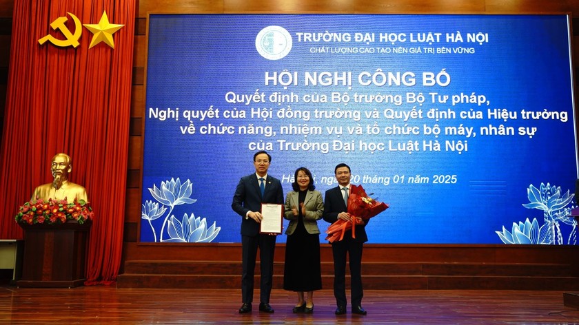 Bà Phan Thị Hồng Hà - Vụ trưởng Vụ Tổ chức cán bộ trao Quyết định của Bộ trưởng Bộ Tư pháp về chức năng, nhiệm vụ, quyền hạn của Trường Đại học Luật Hà Nội.