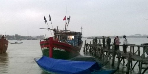 Tàu QB 91759 - TS được lai dắt vào Cảng Nhật Lệ, TP. Đồng Hới (Ảnh do BĐBP cung cấp).