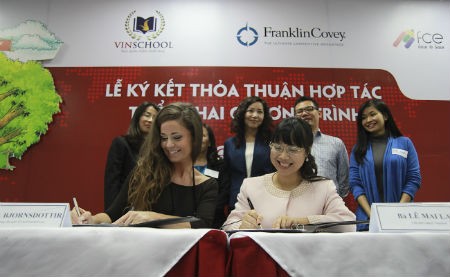 Bà Ella Bjornsdottir, Giám đốc điều hành Tập đoàn Franklin Covey vùng Trung Đông và Châu Á và bà Lê Mai Lan – Chủ tịch Hệ thống giáo dục Vinschool và ký kết thỏa thuận hợp tác triển khai chương trình “The Leader in Me” tại Vinschool sáng 6/12