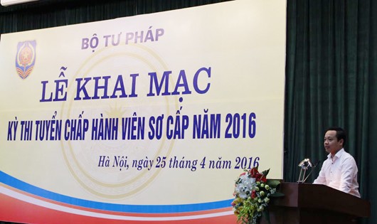 Thứ trưởng Bộ Tư pháp Trần Tiến Dũng phát biểu khai mạc kỳ thi