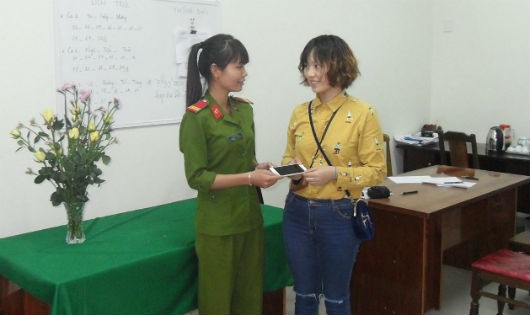 Công an Hội An trao trả tài sản cho du khách bị cướp giật.