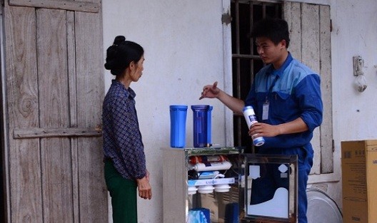 Tặng máy lọc nước cho người dân.