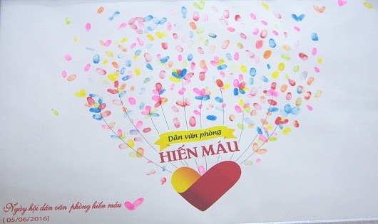 bức tranh bằng vân tay của những người hiến máu.