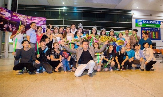 Dàn Hoa Hậu Phu Nhân Trái Đất Người Việt Houston 2016 được nhiều fan đón chào khi về Việt Nam .