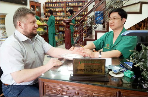 TS. Lương y Phùng Tuấn Giang luôn tận tâm khám bệnh, cứu người
