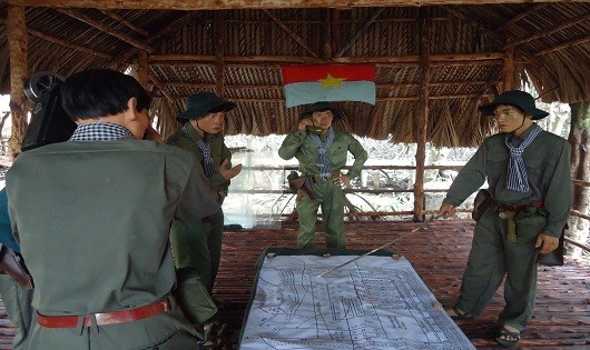 Hình ảnh tái hiện buổi họp, bàn phương án tác chiến tập kích địch của Đặc công Rừng Sác.