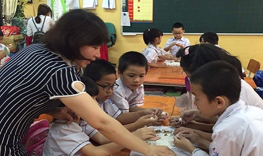 Cô dạy trò làm bánh trôi.
