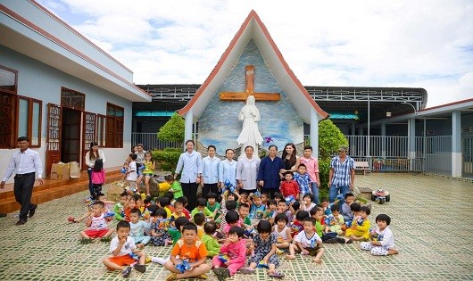 Các sơ, hoa hậu Phạm Thiên Trang và các em nhỏ hoàn cảnh khó khăn.