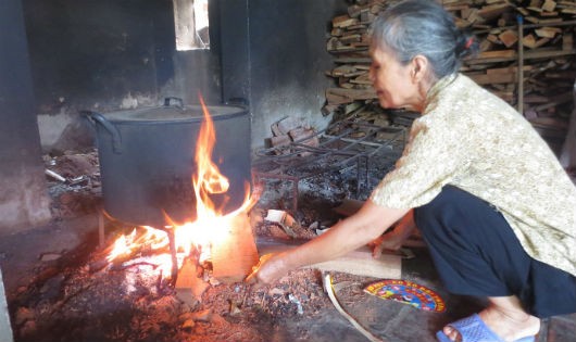 Đứng bếp nấu hàng trăm suất cơm giữa trời nắng nóng là “khâu” cực nhất trong nấu ăn.