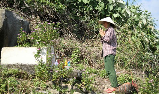 Bà Cúc hương khói cho những ngôi mộ mình chôn cất.