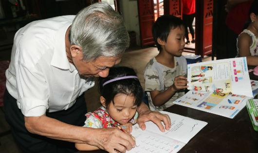 Ông giáo già lang thang tìm học trò nơi bãi rác