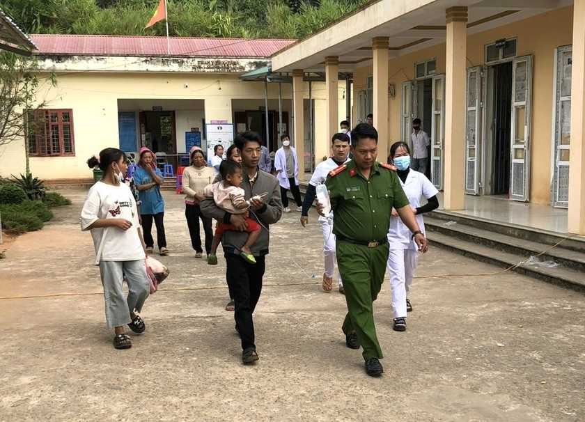 Địa bàn xã Tá Bạ cách trung tâm huyện gần 70km, quãng đường đồi núi đi lại rất khó khăn, phải mất gần 3 tiếng đồng hồ mới ra tới huyện.