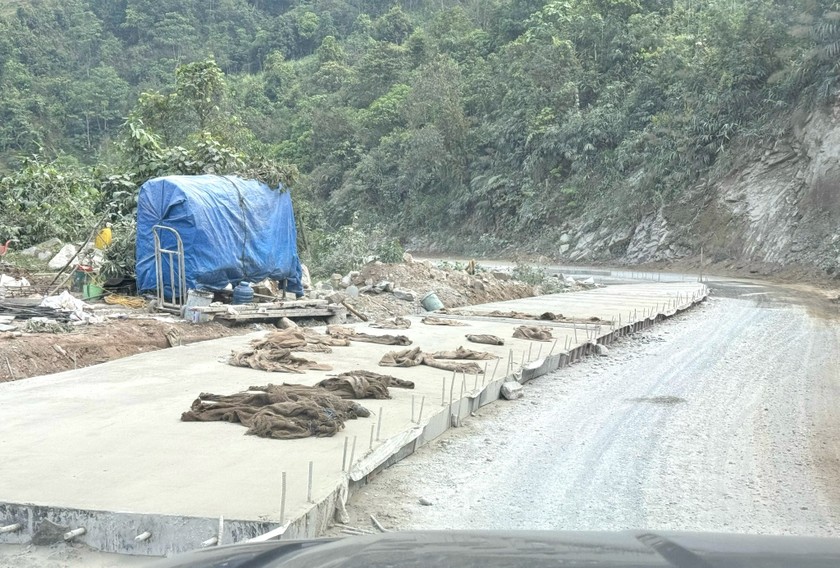 Dự án 200 tỷ không bảo đảm an toàn giao thông, cọc sắt như bãi chông giữa đường