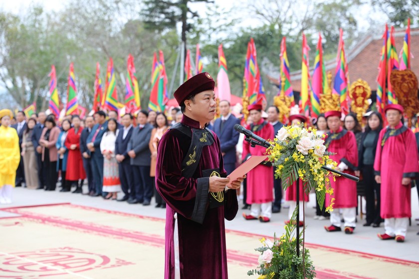 Phó Bí thư Thường trực Tỉnh ủy Phú Thọ Phùng Khánh Tài cùng các đại biểu đã dâng hương tri ân công đức Tổ Mẫu Âu Cơ.