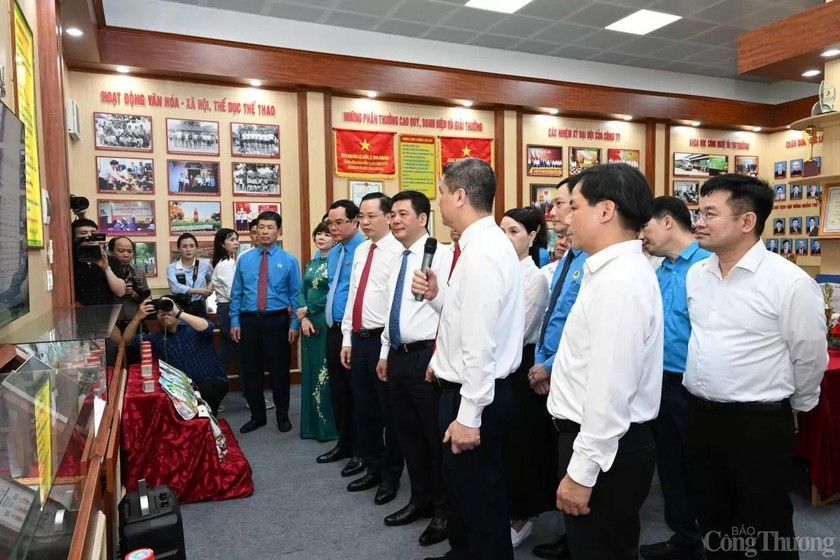 Bộ trưởng Nguyễn Hồng Diên cùng các đại biểu tham quan Phòng truyền thống của Supe Lâm Thao. Ảnh: Congthuong.vn