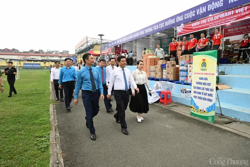 Đoàn đại biểu tham quan các gian hàng phúc lợi, khu vực chăm sóc sức khỏe, và gian trưng bày sản phẩm Việt. Ảnh: congthuong.vn