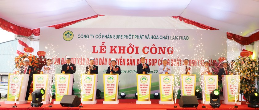 Đại diện Lãnh đạo Supe Lâm Thao cùng các đại biểu đã thực hiện nghi thức bấm nút khởi công, chính thức đánh dấu sự kiện khởi động Dự án “Xây dựng dây chuyền sản xuất SOP công suất 20.000 tấn/năm”.
