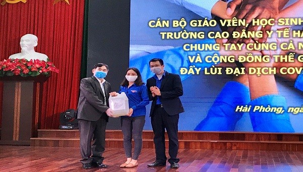 Trường Cao đẳng Y tế Hải Phòng tặng dung dịch sát khuẩn cho 1 trường học