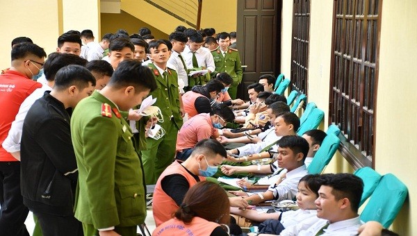 Các chiến sỹ công an Hải Phòng hiến máu tình nguyện