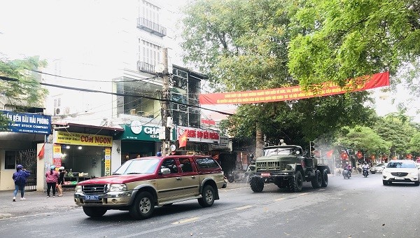 Lực lượng chức năng tiến hành phun khử khuẩn tại tuyến đường trung tâm vào sáng ngày 10/5.

​