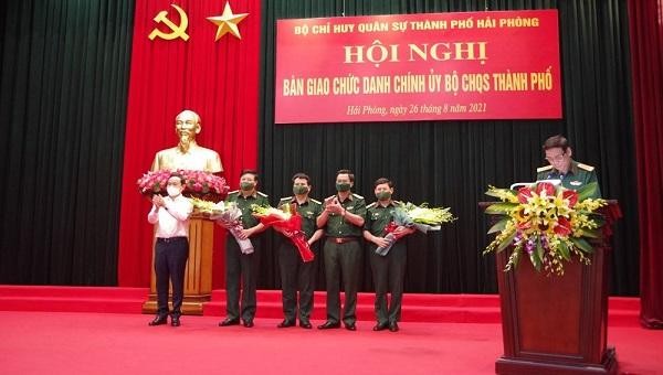  Lãnh đạo TP và Quân khu 3 tặng hoa chúc mừng tân Chính ủy Bộ chỉ huy quân sự TP Hải Phòng