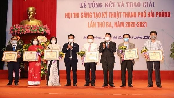 Lãnh đạo TP Hải Phòng trao giải cho các Giải Nhất