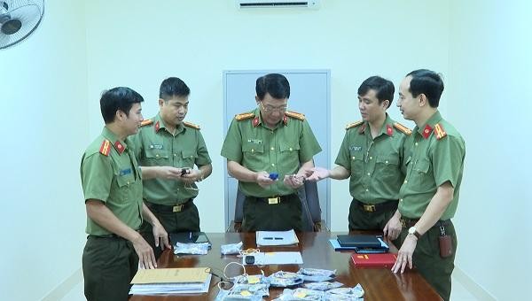 Lãnh đạo Công an TP kiểm tra tang vật Phòng An ninh mạng và phòng, chống tội phạm sử dụng công nghệ cao thu giữ.