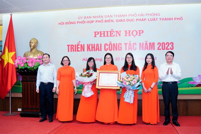 Phòng PBGDPL (Sở Tư pháp TP Hải Phòng) được trao tặng Bằng khen của Thủ tướng Chính phủ.